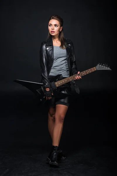 Bela Mulher Jaqueta Couro Com Guitarra Elétrica Isolada Preto — Fotografia de Stock