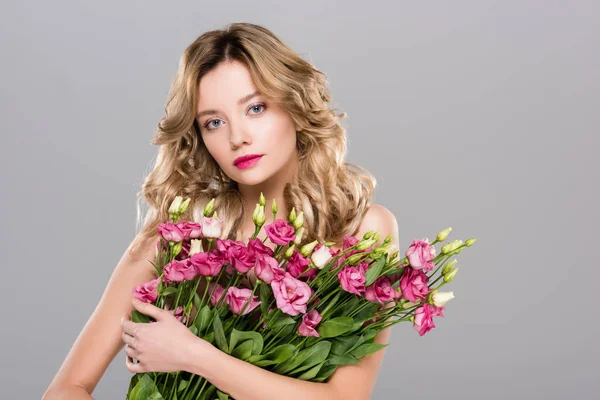 Nua Bela Mulher Loira Posando Com Primavera Eustoma Buquê Isolado — Fotografia de Stock