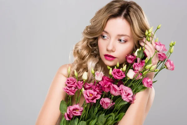 Meztelen Gyönyörű Szőke Pózol Tavaszi Eustoma Virág Csokor Látszó Elszigetelt — Stock Fotó