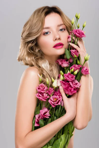 Belle Femme Posant Avec Printemps Eustoma Bouquet Fleurs Isolé Sur — Photo