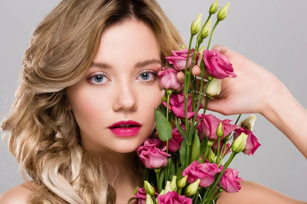 Hermosa Mujer Posando Con Flores Primavera Eustoma Ramo Aislado Gris — Foto de Stock