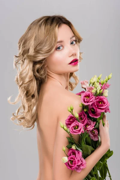 Весна Гола Красива Блондинка Позує Букетом Квітів Еустоми Ізольовані Сірому — стокове фото