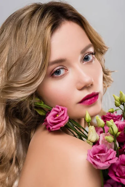 Nackte Schöne Blonde Frau Posiert Mit Frühling Eustoma Blumen Isoliert — Stockfoto