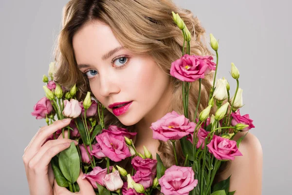 Nakna Vackra Våren Kvinna Som Håller Eustomor Blommor Isolerad Grå — Stockfoto
