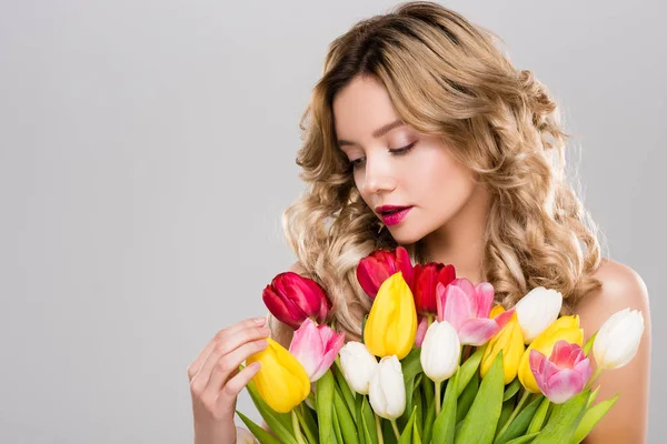Joven Mujer Atractiva Primavera Mirando Ramo Tulipanes Colores Aislados Gris — Foto de Stock