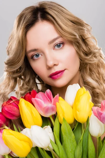 Joven Mujer Atractiva Primavera Celebración Ramo Tulipanes Colores Aislados Gris — Foto de Stock