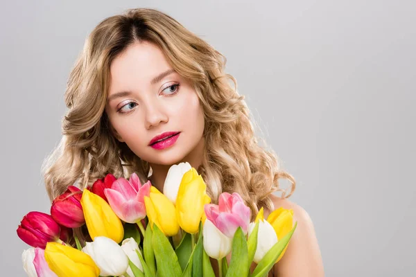 Молодая Привлекательная Весна Женщина Букетом Красочных Тюльпанов Глядя Сторону Изолированы — стоковое фото