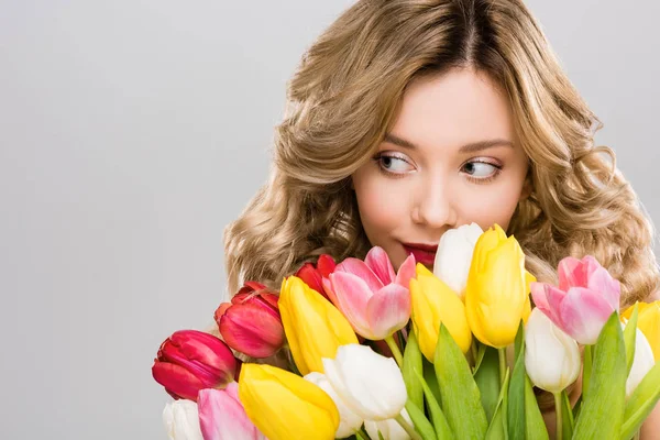 Giovane Bella Donna Primaverile Tenendo Bouquet Tulipani Colorati Isolati Grigio — Foto Stock