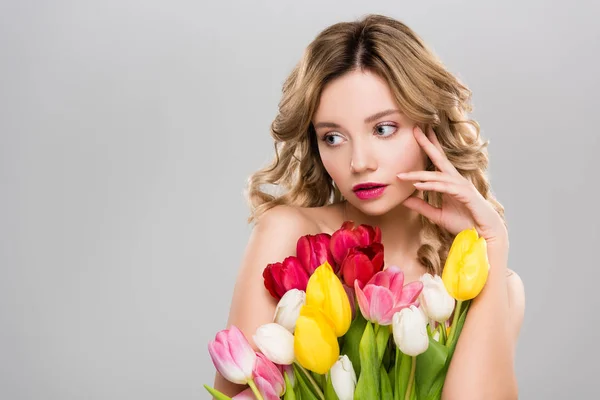 Jovem Nua Mulher Primavera Posando Com Tulipas Isoladas Cinza — Fotografia de Stock