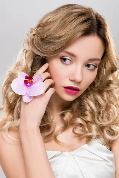 Joven Mujer Tierna Posando Con Orquídea Púrpura Aislada Gris —  Fotos de Stock