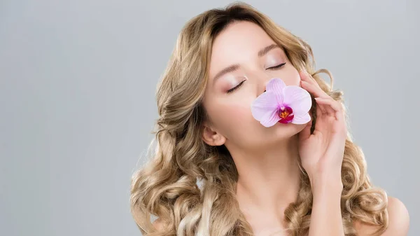 Jovem Nua Atraente Mulher Segurando Orquídea Roxa Boca Isolado Cinza — Fotografia de Stock