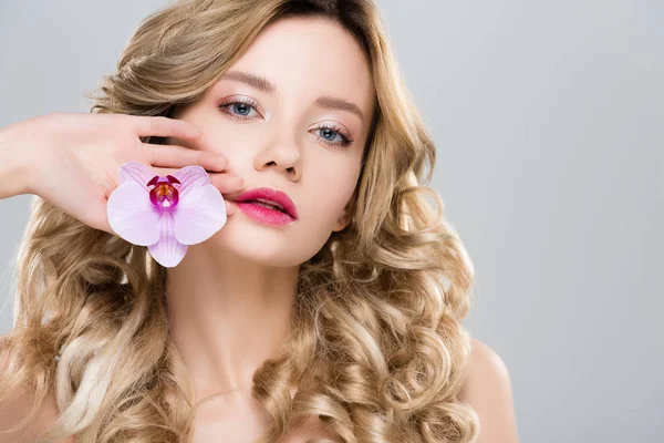 Jovem Mulher Atraente Segurando Orquídea Roxa Palma Isolada Cinza — Fotografia de Stock