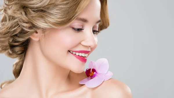 Retrato Joven Mujer Desnuda Sonriente Con Orquídea Púrpura Hombro Aislado — Foto de Stock