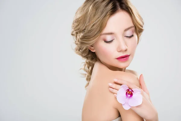 Schöne Zarte Mädchen Mit Blume Und Stehen Mit Geschlossenen Augen — Stockfoto