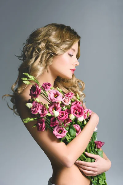 Atraente Mulher Segurando Buquê Flores Eustoma Isolado Cinza — Fotografia de Stock