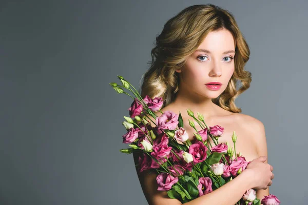 Aantrekkelijke Naakte Vrouw Met Boeket Eustoma Bloemen Geïsoleerd Grijs — Stockfoto