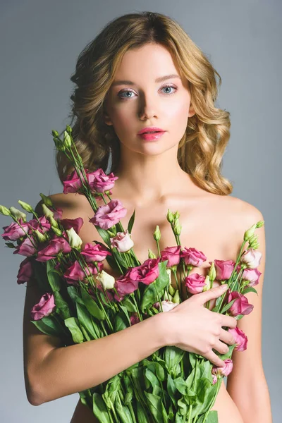 Elegante Donna Nuda Possesso Bouquet Fiori Isolati Grigio — Foto Stock