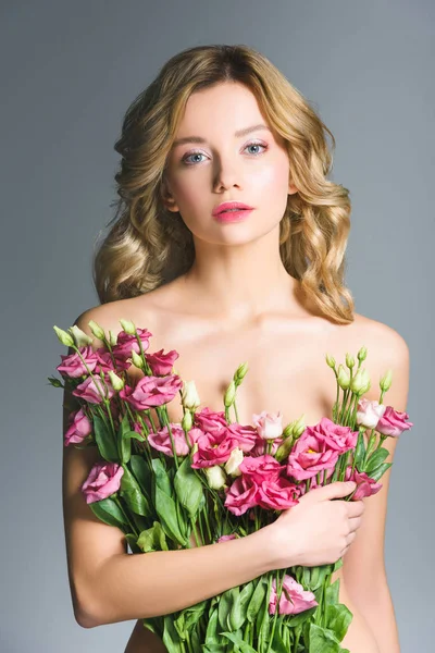 Ragazza Nuda Che Tiene Bouquet Fiori Eustoma Isolati Grigio — Foto Stock