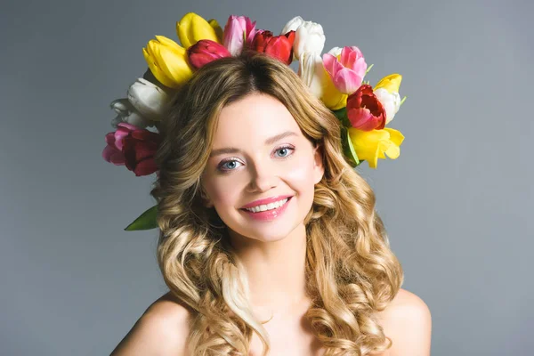 髪に灰色に分離された花の花輪を持つ幸せな女の子 — ストック写真