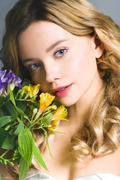 Attraktiv Blond Ung Kvinna Med Blommor Tittar Kameran — Stockfoto