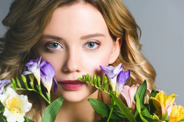 Mooie Blonde Jonge Vrouw Met Bloemen Kijken Camera — Stockfoto