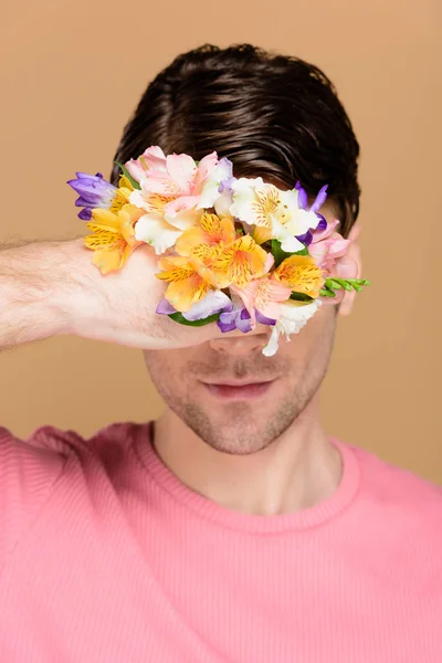 Muž Pokrývající Obličej Květinami Straně Izolované Béžové — Stock fotografie
