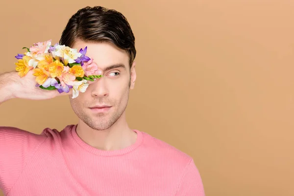 Hombre Pensativo Que Cubre Ojo Con Flores Mano Aislado Beige —  Fotos de Stock