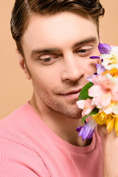 Улыбающийся Человек Рядом Альстромерией Цветы Изолированы Бежевый — стоковое фото