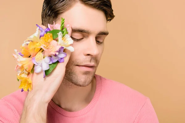 Schöner Mann Mit Alstroemeria Blüten Der Hand Isoliert Auf Beige — Stockfoto