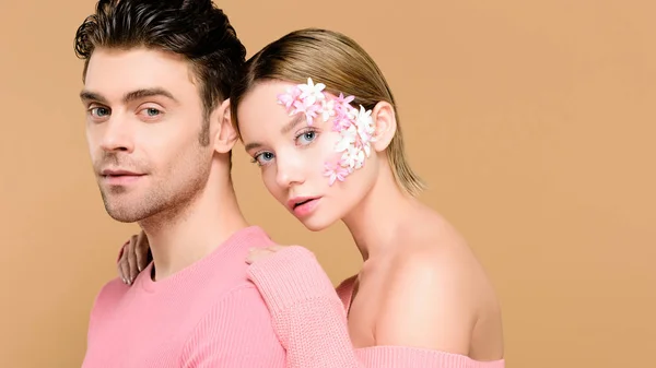 Homme Femme Avec Des Fleurs Sur Visage Isolé Sur Beige — Photo