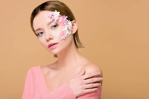 Attractive Woman Flowers Face Looking Camera Isolated Beige — Stock Photo, Image