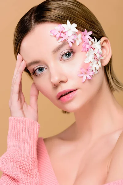 Vacker Kvinna Med Blommor Ansikte Tittar Kameran Isolerad Beige — Stockfoto