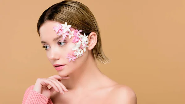 Tendre Fille Avec Des Fleurs Sur Visage Isolé Sur Beige — Photo