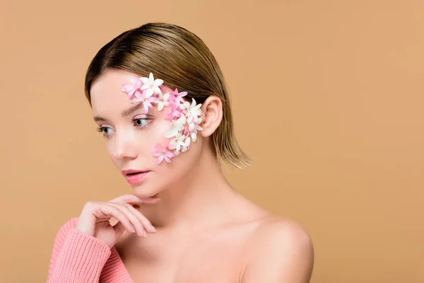 Attraktives Mädchen Mit Blumen Gesicht Isoliert Auf Beige — Stockfoto