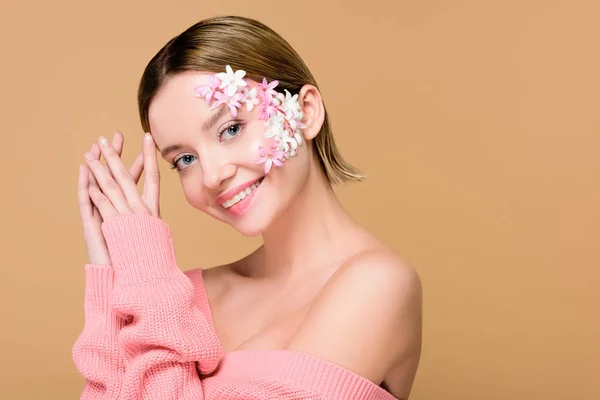 ベージュに分離されて顔の上に花と陽気な女性 — ストック写真