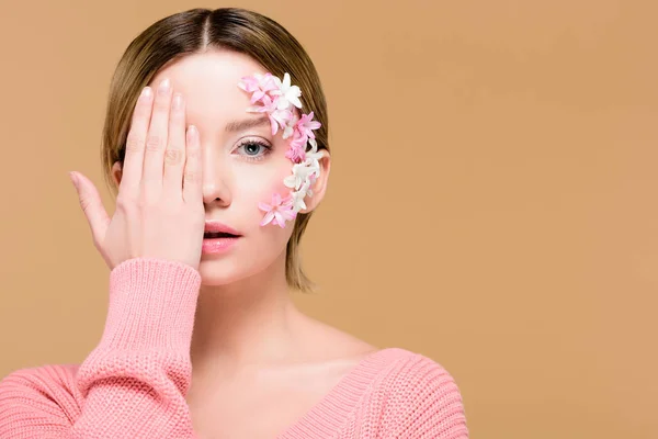 Donna Attraente Con Fiori Sul Viso Che Coprono Occhio Con — Foto Stock