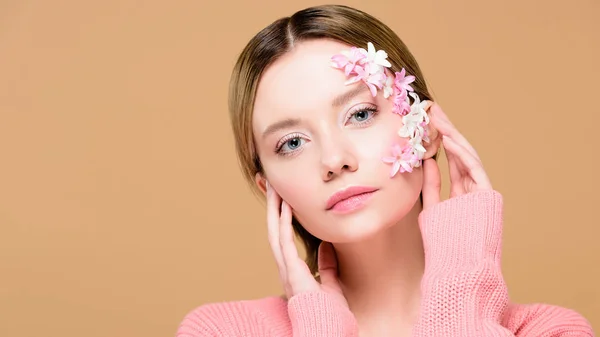 Chica Ensueño Con Flores Cara Mirando Cámara Aislada Beige — Foto de Stock