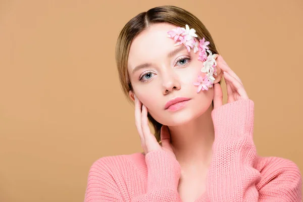 Elegant Flicka Med Blommor Ansikte Tittar Kameran Isolerad Beige — Stockfoto