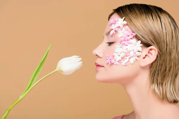 Vista Lateral Mujer Elegante Con Flores Cara Oliendo Tulipán Aislado — Foto de Stock