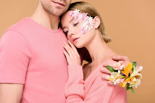 Recortado Vista Hombre Abrazando Atractiva Novia Con Flores Cara Aislado — Foto de Stock