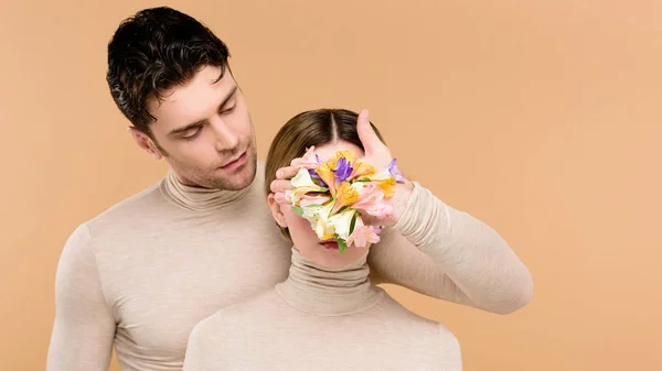 Homme Tendre Avec Des Fleurs Alstroemeria Sur Main Couvrant Visage — Photo