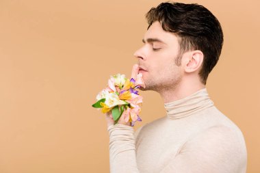 alstroemeria yakışıklı adamla profil yandan gösteren sus işareti üzerinde bej izole çiçekler 