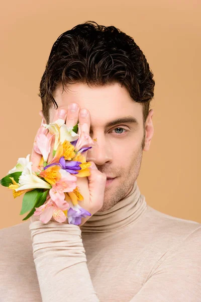 Mannen Med Alstroemeria Blommor Täcker Ena Ögat Isolerade Beige — Stockfoto