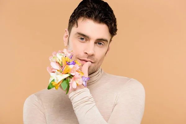 Άνθρωπος Αλστρομέριες Λουλούδια Στο Χέρι Αγγίζει Χείλη Που Απομονώνονται Μπεζ — Φωτογραφία Αρχείου