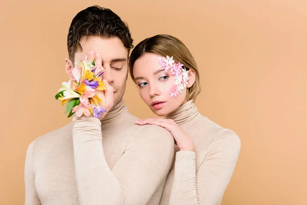 Homem Com Flores Alstroemeria Mão Cobrindo Olho Perto Mulher Bonita — Fotografia de Stock