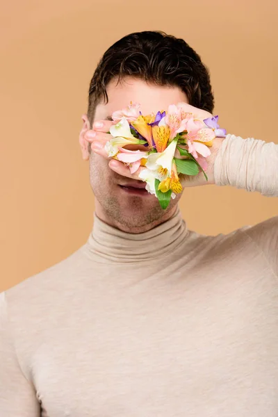 Homem Com Flores Alstroemeria Mão Cobrindo Rosto Isolado Bege — Fotografia de Stock