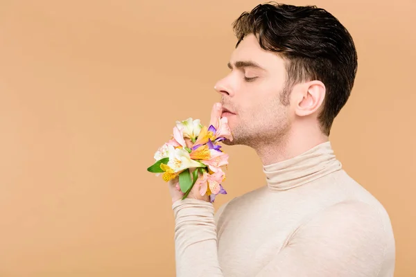 英俊的男人的轮廓与淡褐色的花朵在手显示在米色孤立的寂静的标志 — 图库照片