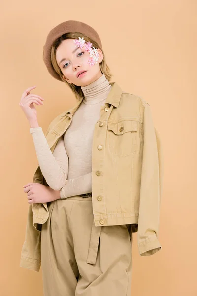 Trendy Vrouw Met Bloemen Gezicht Dragen Baret Staande Geïsoleerd Beige — Stockfoto