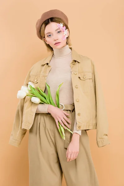 Buket Çiçek Bej Üzerinde Izole Tutan Bere Moda Kadın — Stok fotoğraf
