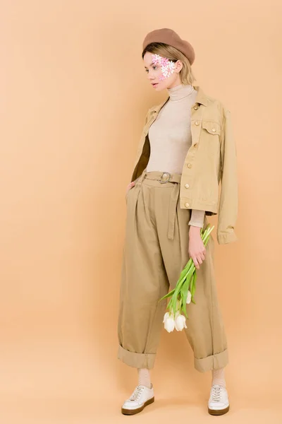 Стильна Жінка Береті Тримає Букет Квітів Ізольовано Бежевому — стокове фото